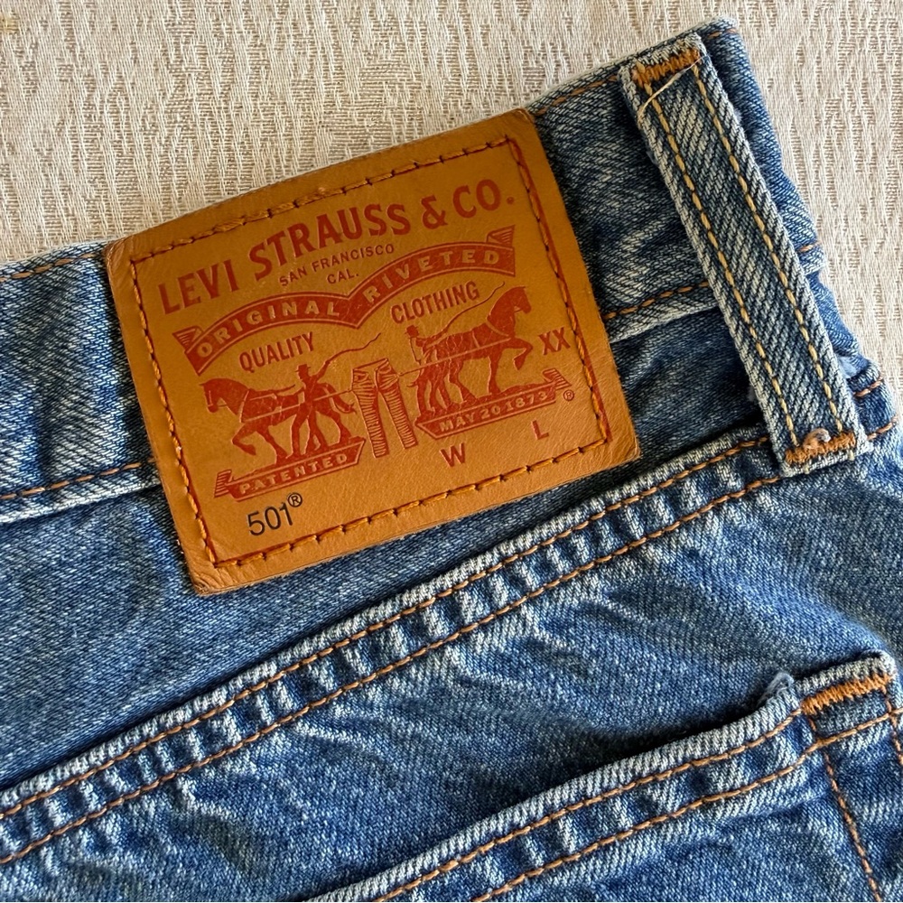 Levis 501 Womens Size W30 Blue Cut Off Denim Shorts Button Fly - Picture 14 of 16